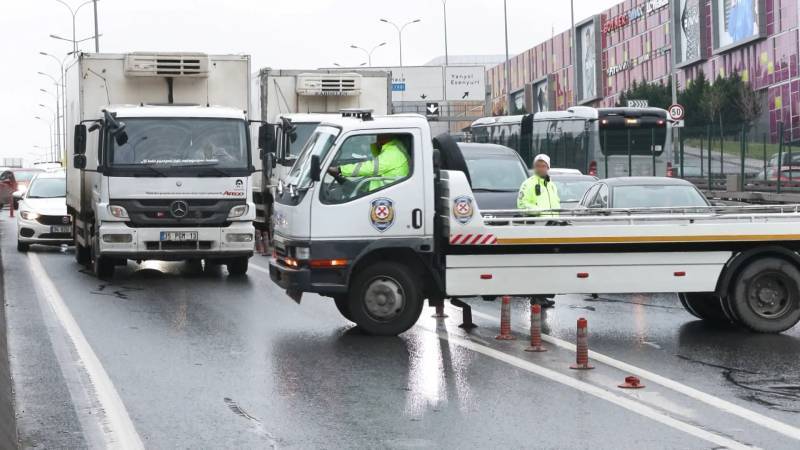 Beylikdüzü’nde TIR bariyerlere çarptı; trafik durma noktasına geldi